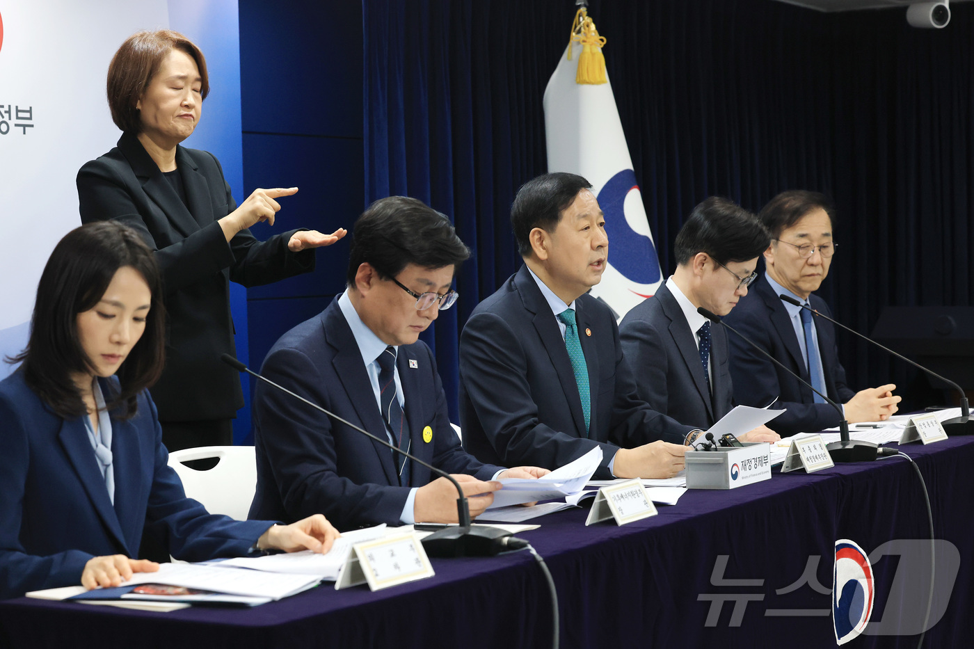 (서울=뉴스1) 임세영 기자 = 구윤철 부총리 겸 재정경제부 장관이 26일 서울 종로구 정부서울청사에서 중동 전쟁에 따른 비상경제 대응방안을 발표하고 있다.왼쪽부터 김진아 외교부 …