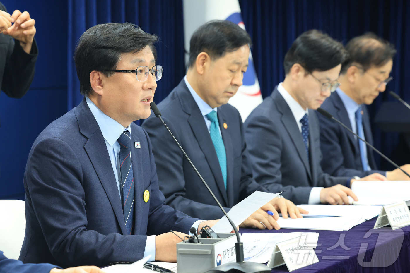 (서울=뉴스1) 임세영 기자 = 김성환 기후에너지환경부 장관이 26일 서울 종로구 정부서울청사에서 중동 전쟁에 따른 비상경제 대응방안을 발표하고 있다. 2026.3.26/뉴스1
