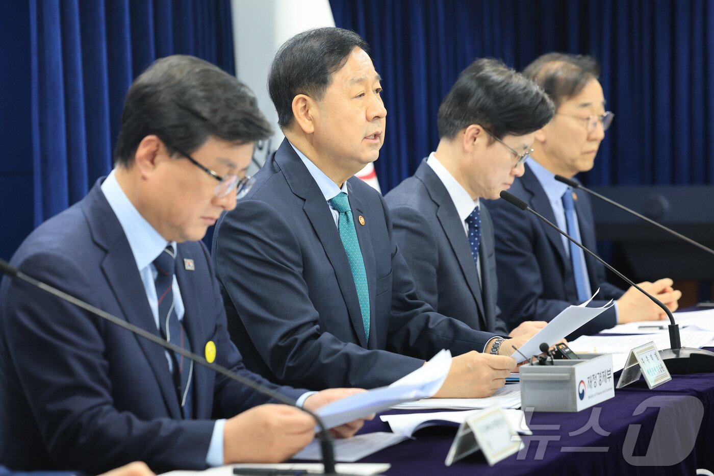 본문 이미지 - 구윤철 부총리 겸 재정경제부 장관이 26일 서울 종로구 정부서울청사에서 중동 전쟁에 따른 비상경제 대응방안을 발표하고 있다. 왼쪽부터 김성환 기후에너지환경부 장관, 구 부총리, 김정관 산업통상부 장관, 김윤덕 국토교통부 장관. 2026.3.26 ⓒ 뉴스1 임세영 기자