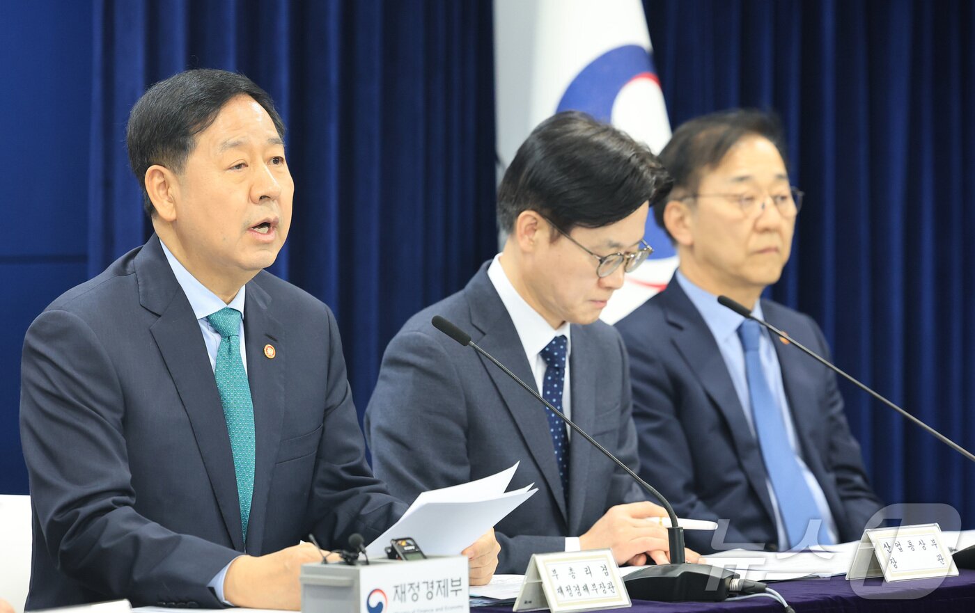본문 이미지 - 구윤철 부총리 겸 재정경제부 장관이 26일 서울 종로구 정부서울청사에서 중동 전쟁에 따른 비상경제 대응방안을 발표하고 있다. 2026.3.26 ⓒ 뉴스1 임세영 기자