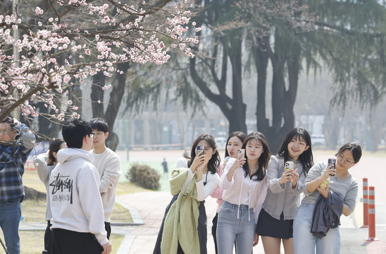 홍매화 앞에서 추억만들기