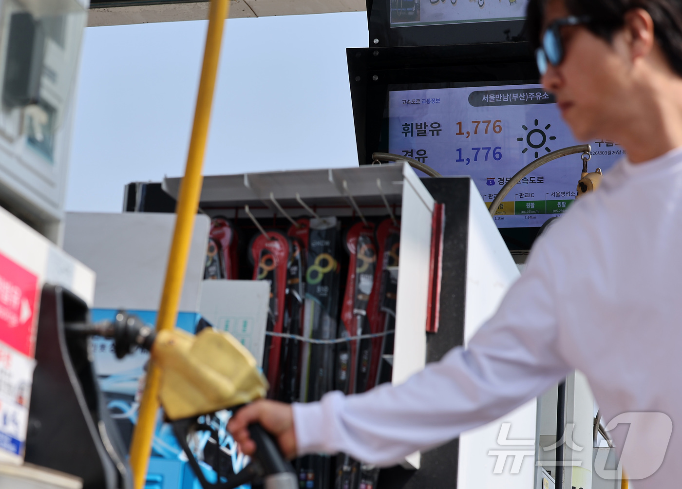 (서울=뉴스1) 김성진 기자 = 정부의 석유 최고가격제 2차 고시를 하루 앞둔 26일 서울 서초구 만남의광장 주유소에서 시민들이 주유를 하고 있다.이재명 대통령은 이날 오전 청와대 …