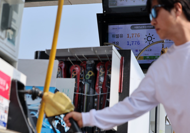 "더 오르기 전에 넣자"…2차 최고가격제 첫날 주유소마다 '혼잡'
