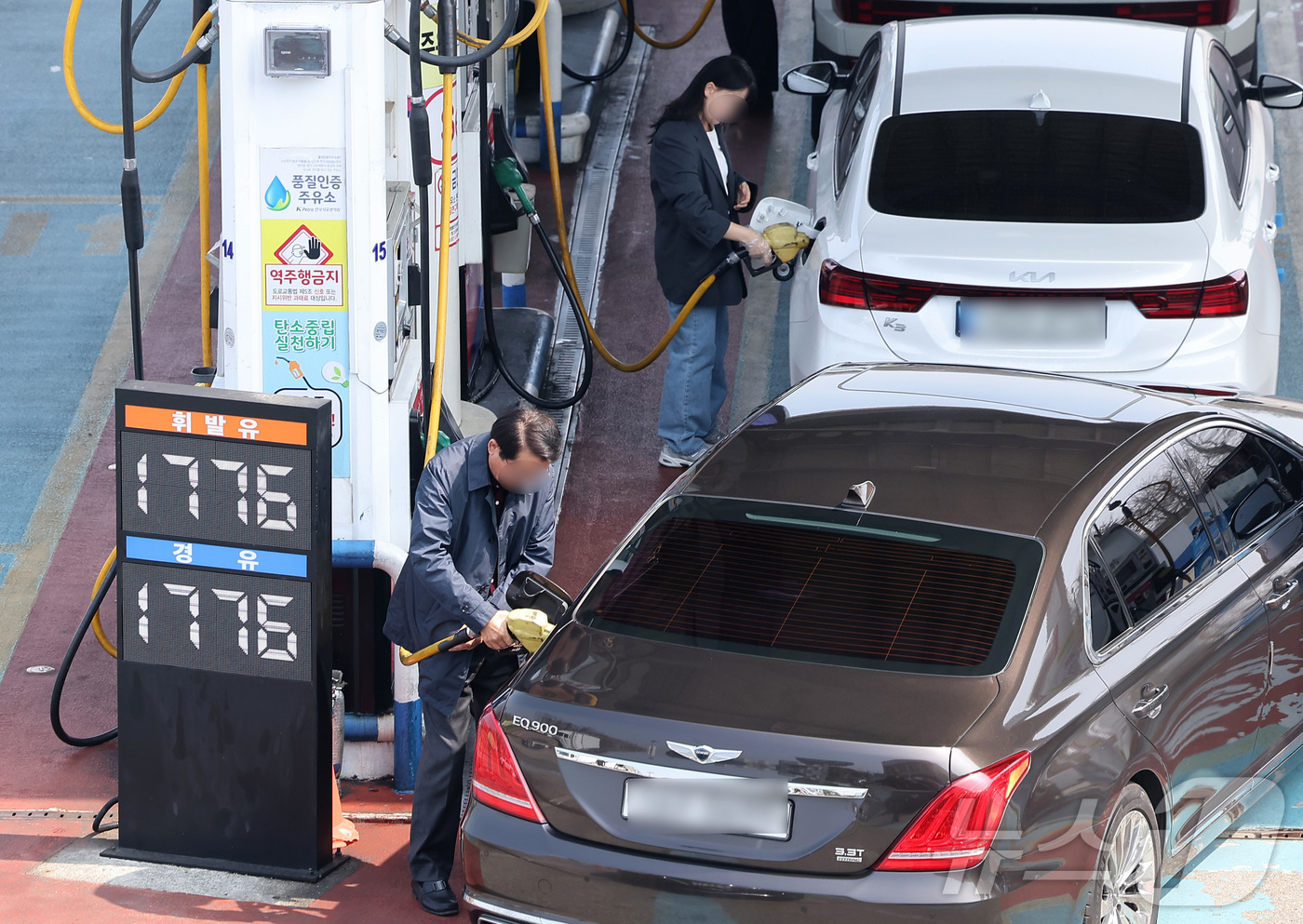 (서울=뉴스1) 김성진 기자 = 정부의 석유 최고가격제 2차 고시를 하루 앞둔 26일 서울 서초구 만남의광장 주유소에서 시민들이 주유를 하고 있다.이재명 대통령은 이날 오전 청와대 …