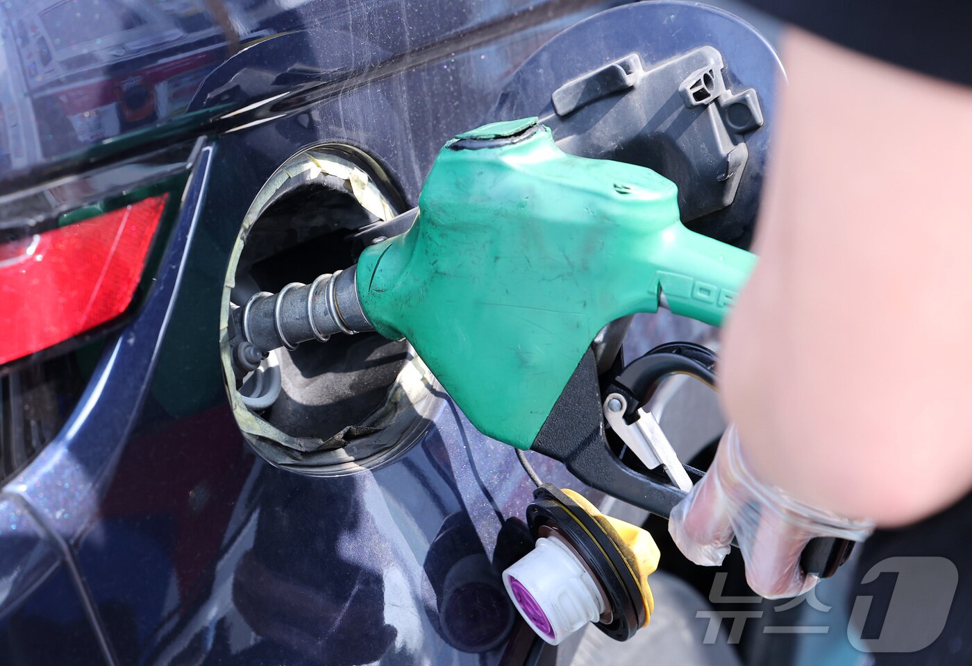 본문 이미지 - 26일 서울 서초구 만남의광장 주유소에서 시민들이 주유를 하고 있다.  2026.3.26 ⓒ 뉴스1 김성진 기자