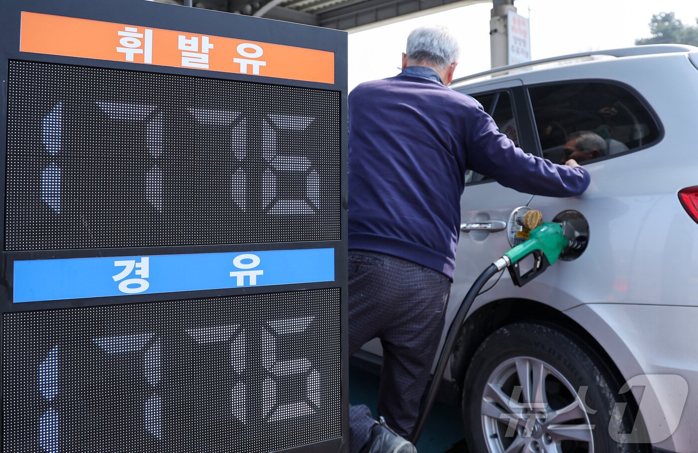 본문 이미지 - 26일 서울 서초구 만남의광장 주유소에서 시민들이 주유를 하고 있다. 2026.3.26 ⓒ 뉴스1 김성진 기자