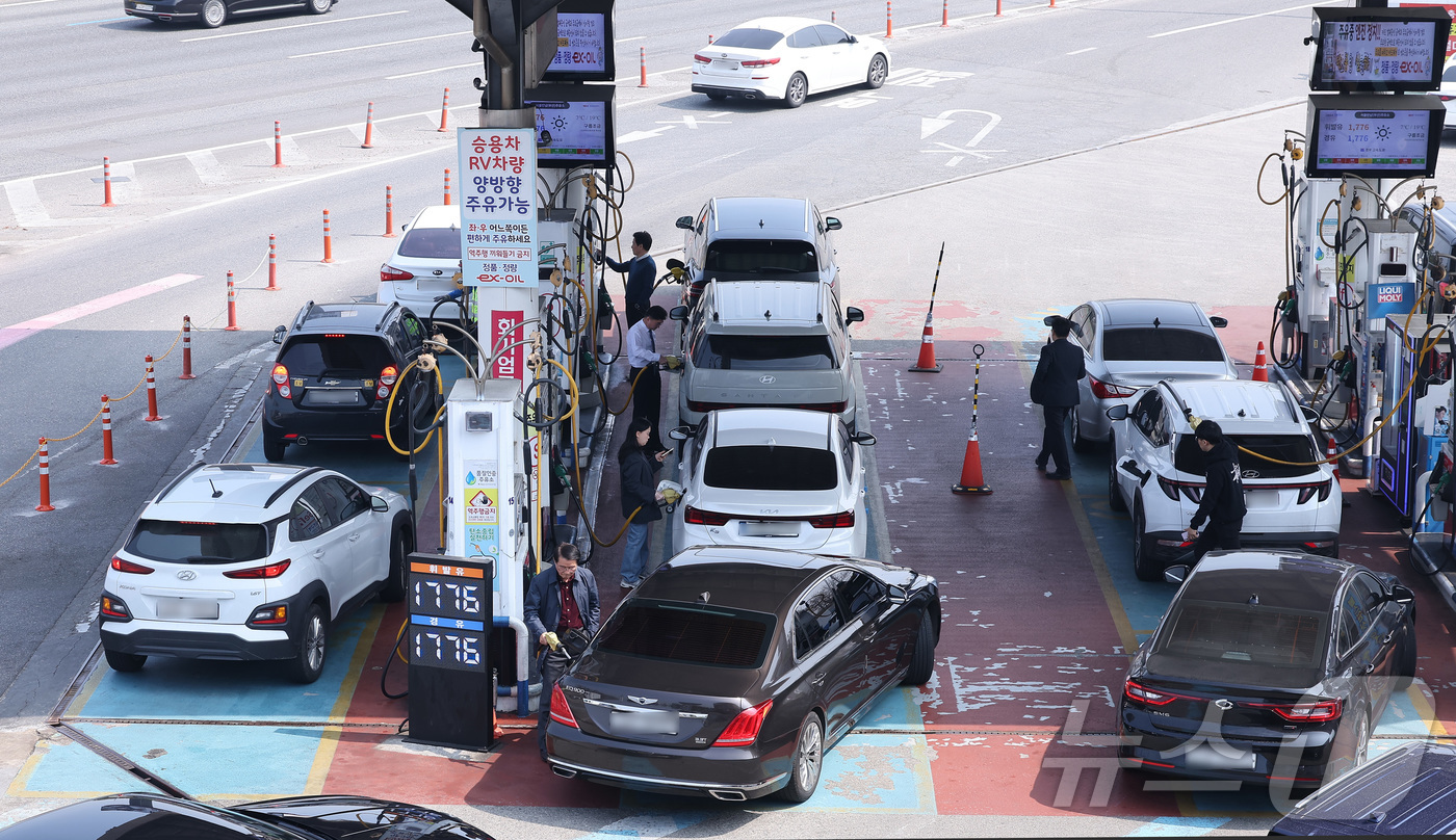 (서울=뉴스1) 김성진 기자 = 정부의 석유 최고가격제 2차 고시를 하루 앞둔 26일 서울 서초구 만남의광장 주유소에서 시민들이 주유를 하고 있다.이재명 대통령은 이날 오전 청와대 …