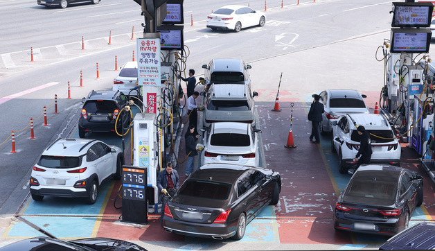 내일부터 정유소 도매 상한가 210원씩 인상…휘발유 1934원·경유 1923원