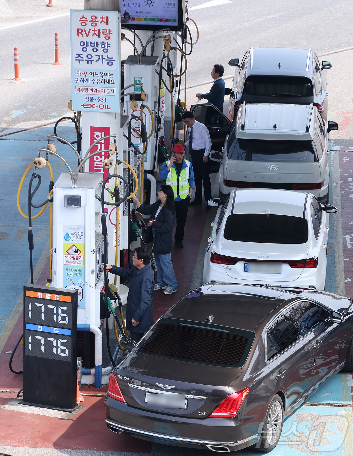 (서울=뉴스1) 김성진 기자 = 정부의 석유 최고가격제 2차 고시를 하루 앞둔 26일 서울 서초구 만남의광장 주유소에서 시민들이 주유를 하고 있다.이재명 대통령은 이날 오전 청와대 …