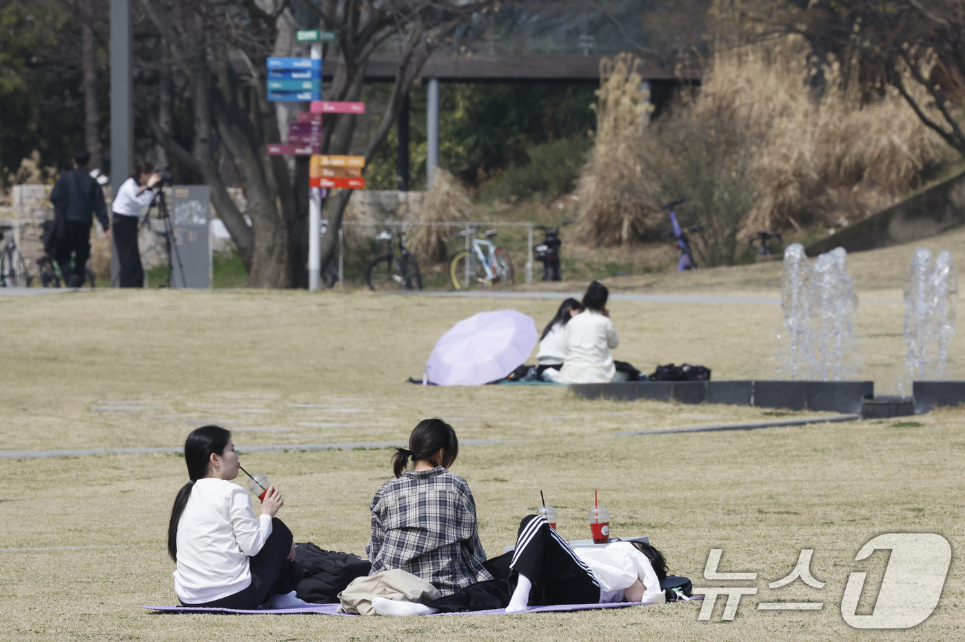 (광주=뉴스1) 김태성 기자 = 완연한 봄날씨를 보인 26일 광주 전남대학교 도서관앞 잔디에는 학생들이 햇살을 만끽하며 여유를 즐기고 있다. 2026.3.26/뉴스1