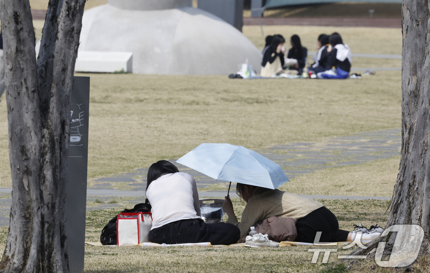 (광주=뉴스1) 김태성 기자 = 완연한 봄날씨를 보인 26일 광주 전남대학교 도서관앞 잔디에는 학생들이 햇살을 만끽하며 여유를 즐기고 있다. 2026.3.26/뉴스1