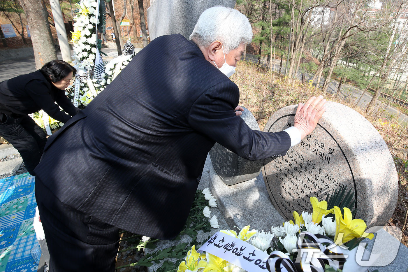 (대구=뉴스1) 공정식 기자 = 26일 오전 대구 달서구 용산동 와룡산 선원공원에서 열린 '개구리소년 35주기 추모제'에서 우철원 군(당시 13세) 아버지 우종우 씨(77)가 유족 …