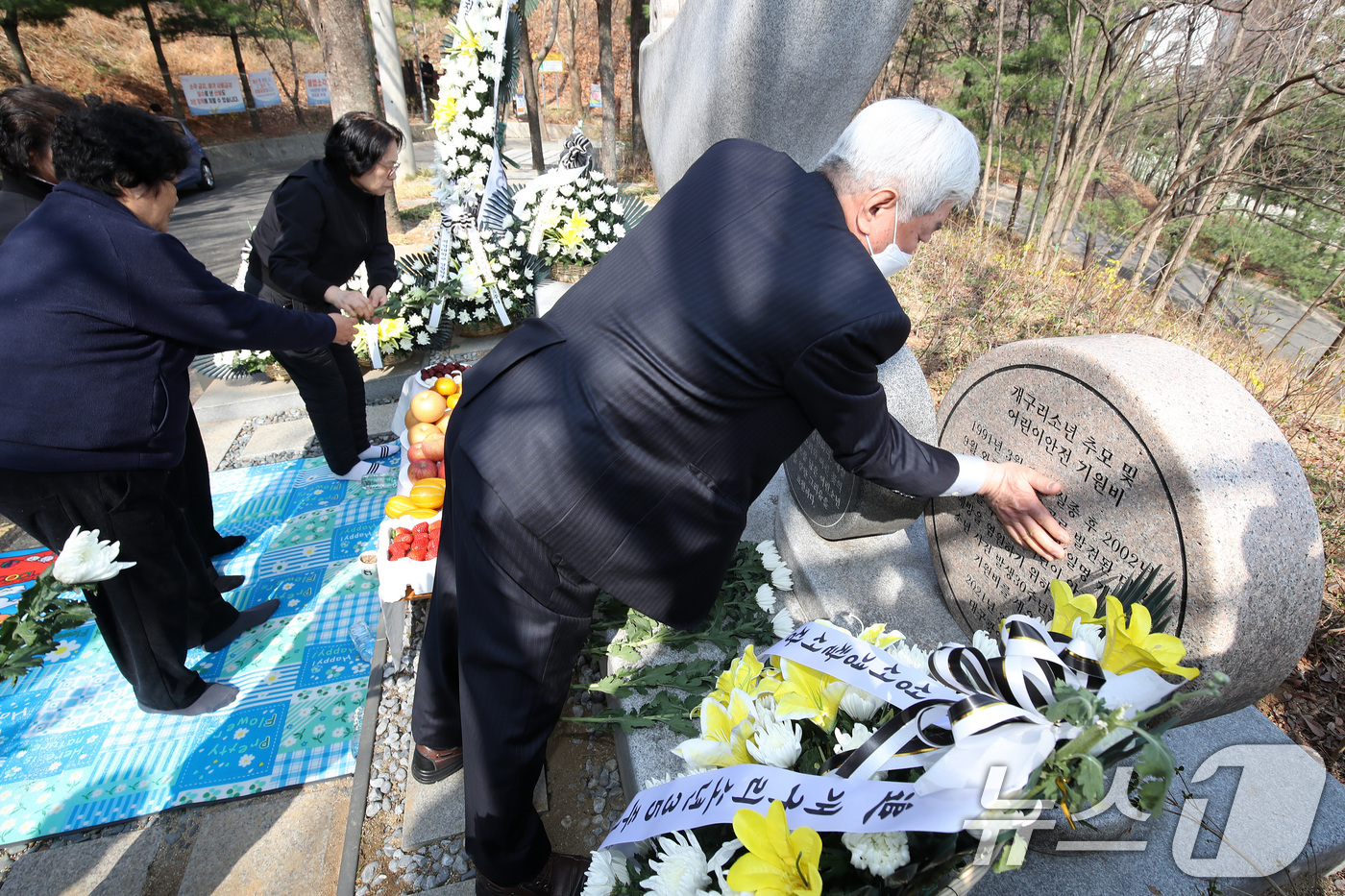 (대구=뉴스1) 공정식 기자 = 26일 오전 대구 달서구 용산동 와룡산 선원공원에서 열린 '개구리소년 35주기 추모제'에서 우철원 군(당시 13세) 아버지 우종우 씨(77)가 유족 …