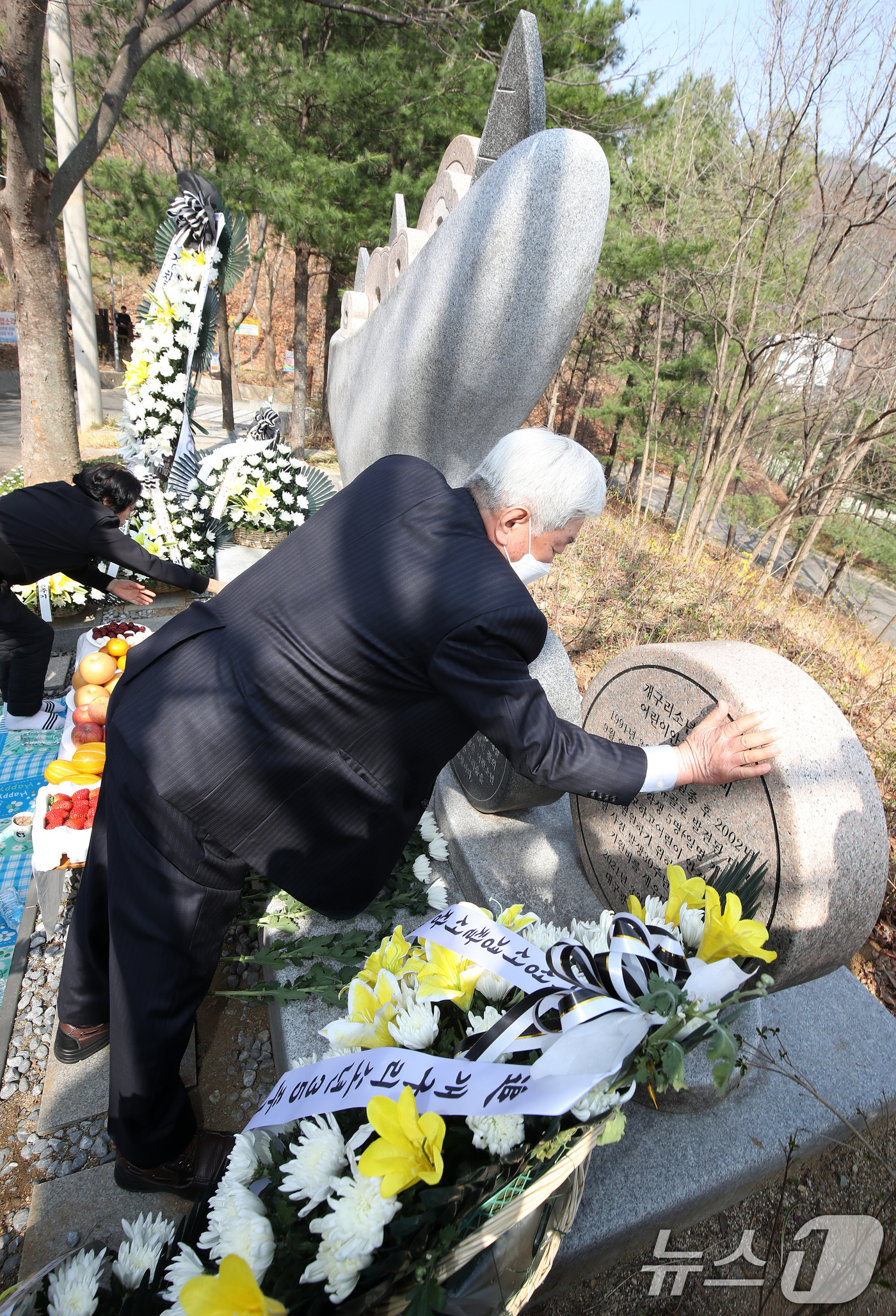 (대구=뉴스1) 공정식 기자 = 26일 오전 대구 달서구 용산동 와룡산 선원공원에서 열린 '개구리소년 35주기 추모제'에서 우철원 군(당시 13세) 아버지 우종우 씨(77)가 유족 …