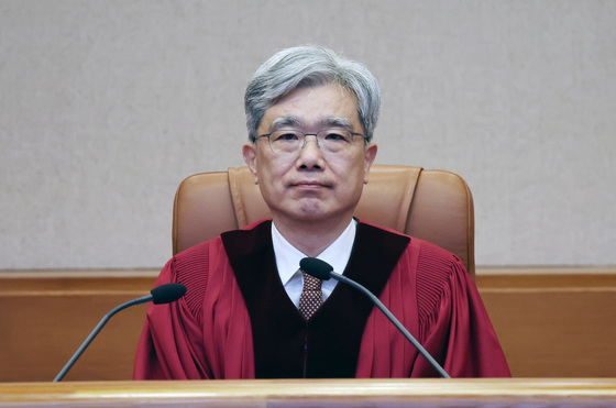 대심판정 들어선 김상환 헌재소장