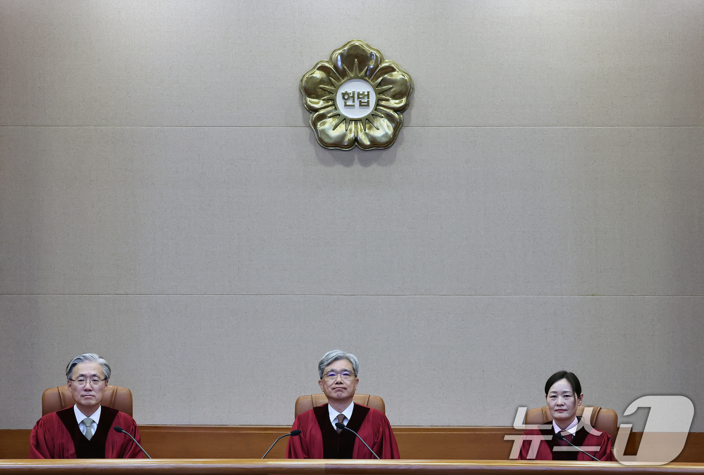 (서울=뉴스1) 구윤성 기자 = 김상환 헌법재판소장과 재판관들이 26일 오후 서울 종로구 헌법재판소에서 열린 병역법 제85조 위헌제청에 대한 위헌법률심판사건 등 선고를 위해 대심판 …