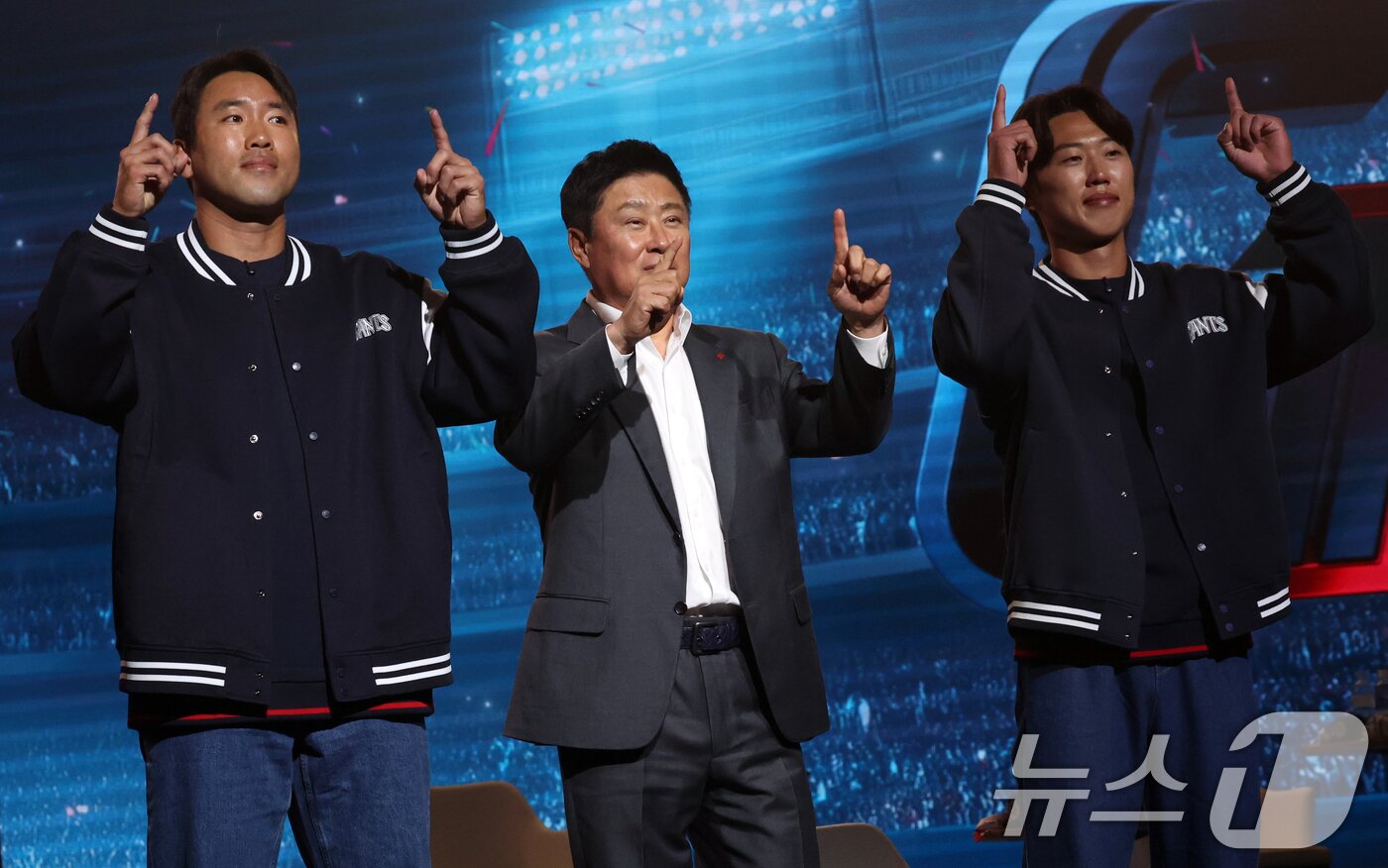 본문 이미지 - 26일 오후 서울 잠실 롯데호텔 월드에서 열린 2026 신한 SOL KBO 리그 미디어데이&팬페스트’에서 롯데 자이언츠 김태형 감독과 전준우, 전민재 선수가 팀 세리머니를 하고 있다. 2026.3.26 ⓒ 뉴스1 김명섭 기자