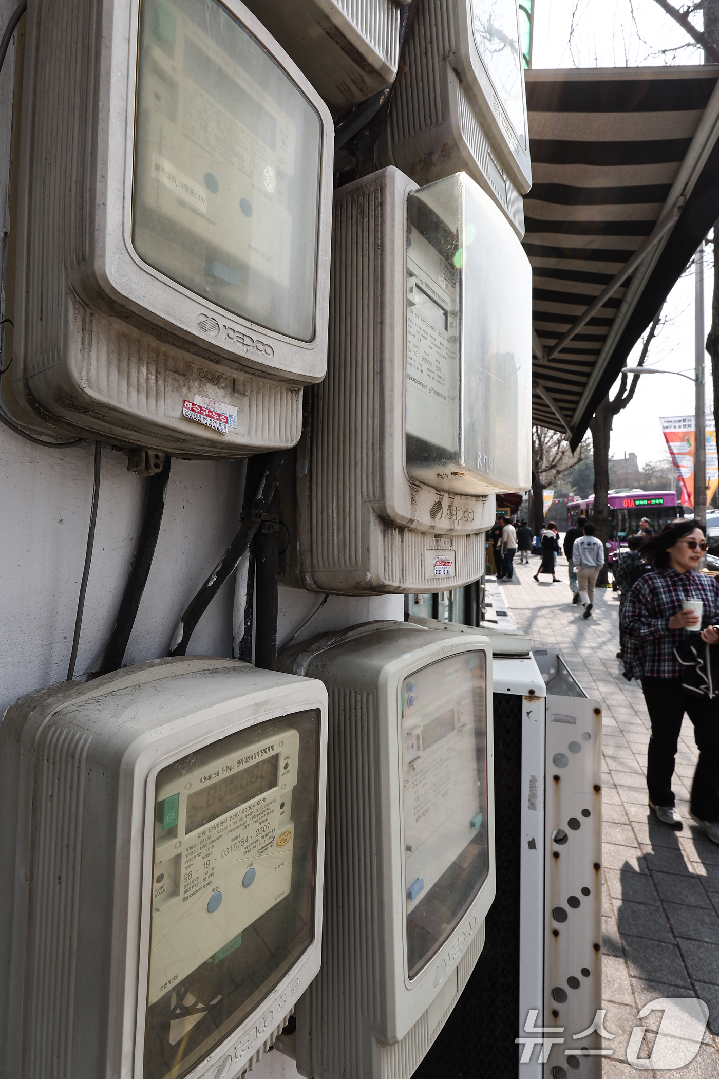 (서울=뉴스1) 김도우 기자 = 이재명 대통령은 26일 "전기요금은 웬만하면 변경하지 않고 유지하려고 한다"면서도 "전기 요금을 계속 이대로 유지할 경우 손실 폭이, 적자 폭이 엄 …