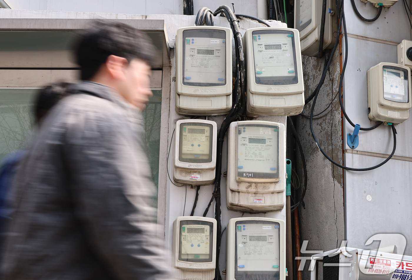 (서울=뉴스1) 김도우 기자 = 이재명 대통령은 26일 "전기요금은 웬만하면 변경하지 않고 유지하려고 한다"면서도 "전기 요금을 계속 이대로 유지할 경우 손실 폭이, 적자 폭이 엄 …