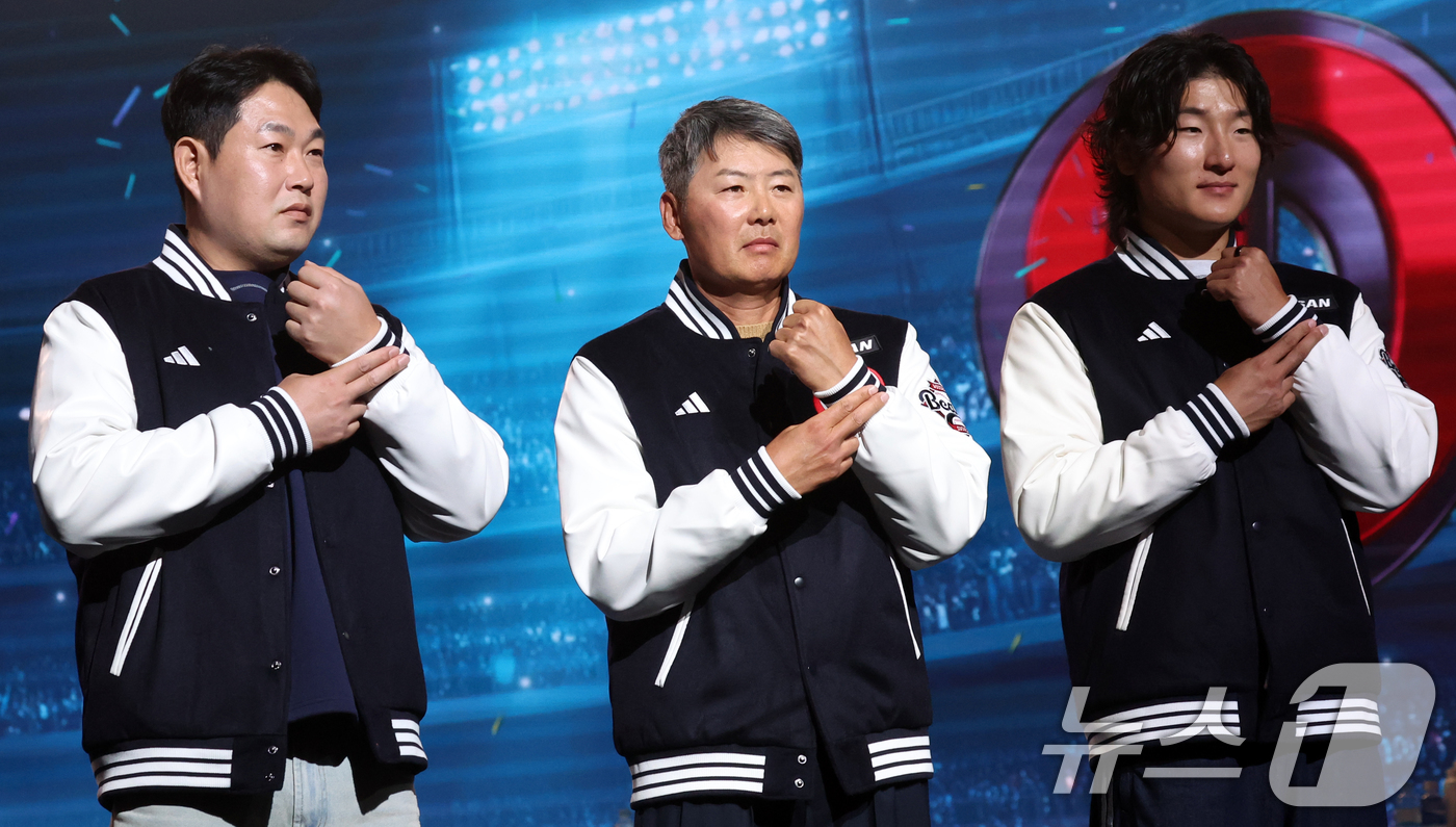 (서울=뉴스1) 김명섭 기자 = 26일 오후 서울 잠실 롯데호텔 월드에서 열린 2026 신한 SOL KBO 리그 미디어데이&팬페스트’에서 두산베어스 감독과  양의지, 곽빈 선수가 …