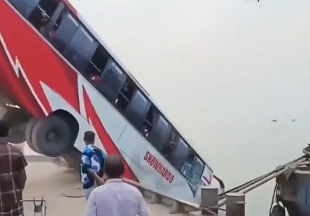 방글라데시 여객버스 강으로 추락…어린이 등 최소 24명 사망