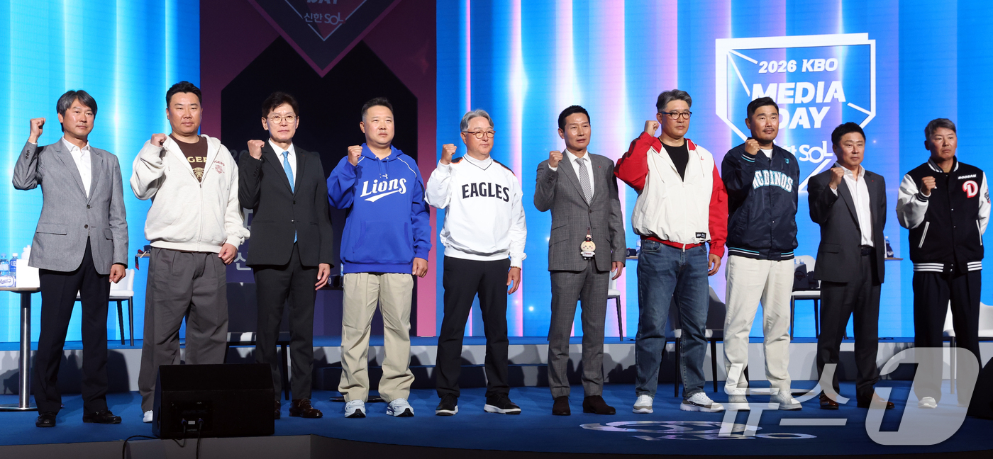 (서울=뉴스1) 김명섭 기자 = 26일 오후 서울 잠실 롯데호텔 월드에서 열린 2026 신한 SOL KBO 리그 미디어데이&팬페스트’에서 10개구단 감독들이 파이팅을 외치고 있다. …