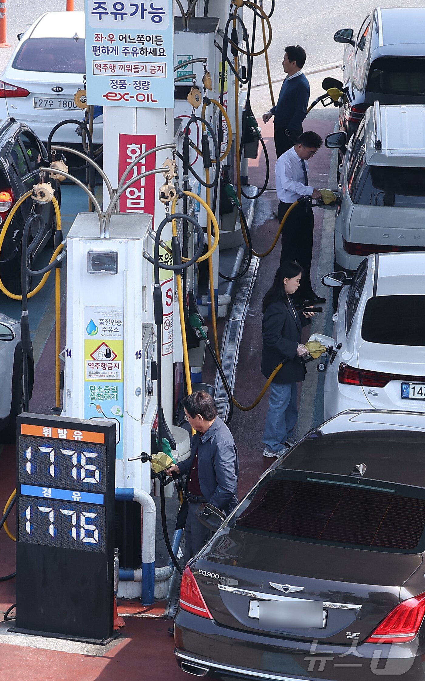 본문 이미지 - 26일 서울 서초구 만남의광장 주유소에서 시민들이 주유를 하고 있다. 2026.3.26 ⓒ 뉴스1 김성진 기자