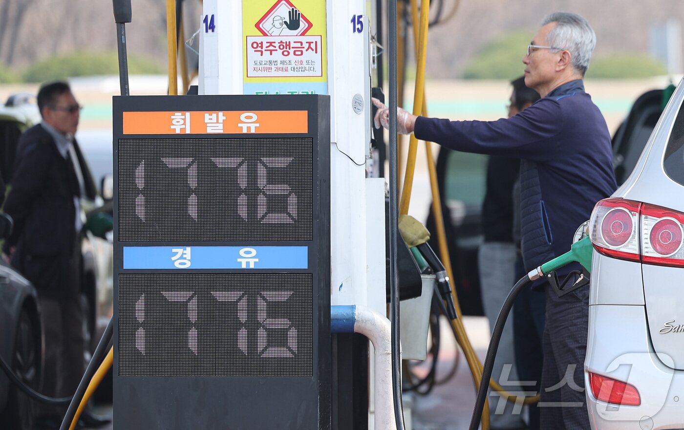 본문 이미지 - 26일 서울 서초구 만남의광장 주유소에서 시민들이 주유를 하고 있다. 2026.3.26 ⓒ 뉴스1 김성진 기자