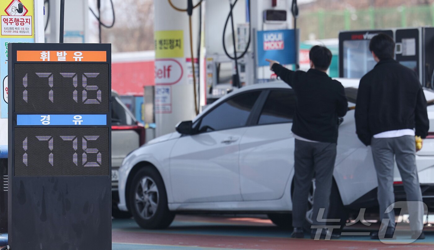 본문 이미지 - 26일 서울 서초구 만남의광장 주유소에서 시민들이 주유를 하고 있다. 2026.3.26 ⓒ 뉴스1 김성진 기자