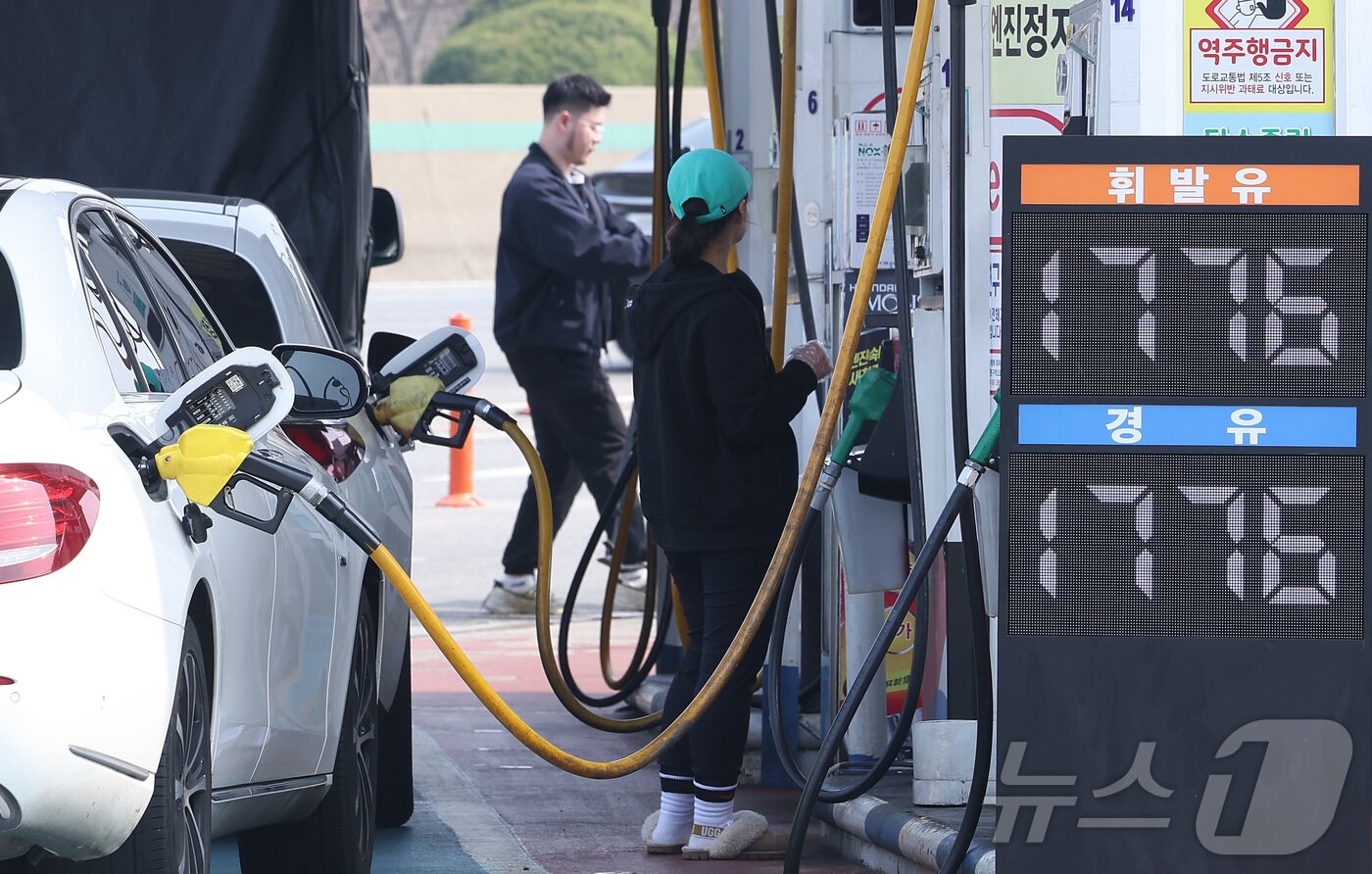본문 이미지 - 26일 서울 서초구 만남의광장 주유소에서 시민들이 주유를 하고 있다. 2026.3.26 ⓒ 뉴스1 김성진 기자