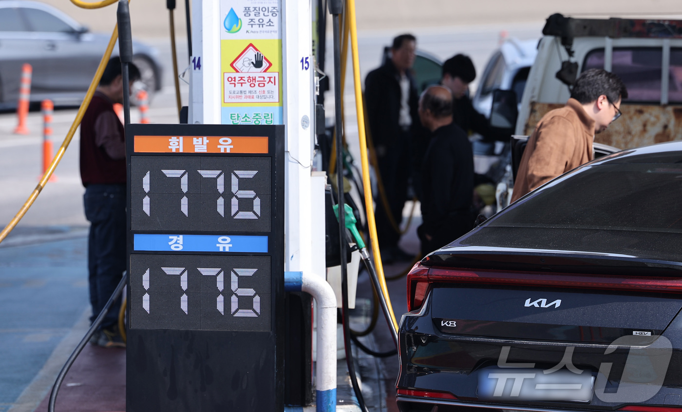 (서울=뉴스1) 김성진 기자 = 정부가 중동 전쟁에 대응해 유류세 인하 조치를 5월 말까지 연장하고, 인하 폭을 확대하기로 했다. 휘발유는 기존 7%에서 15%로, 경유는 10%에 …