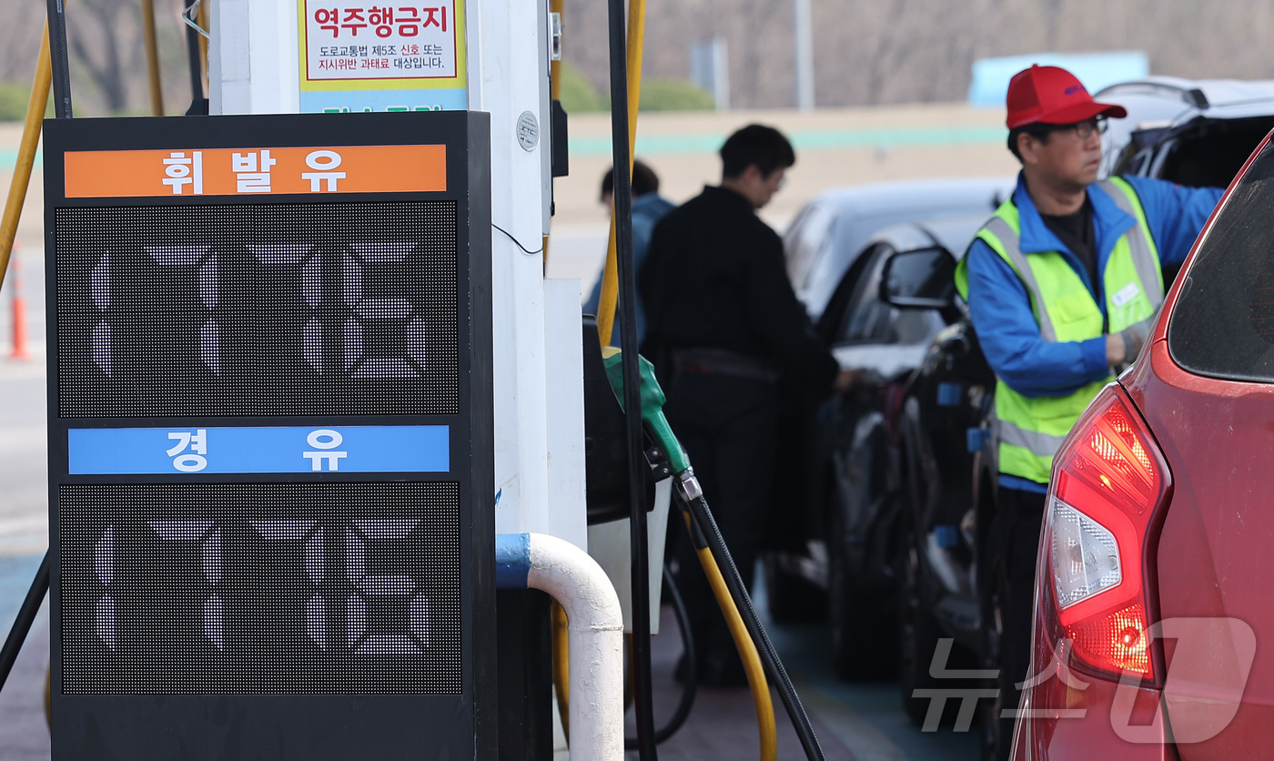 (서울=뉴스1) 김성진 기자 = 정부가 중동 전쟁에 대응해 유류세 인하 조치를 5월 말까지 연장하고, 인하 폭을 확대하기로 했다. 휘발유는 기존 7%에서 15%로, 경유는 10%에 …