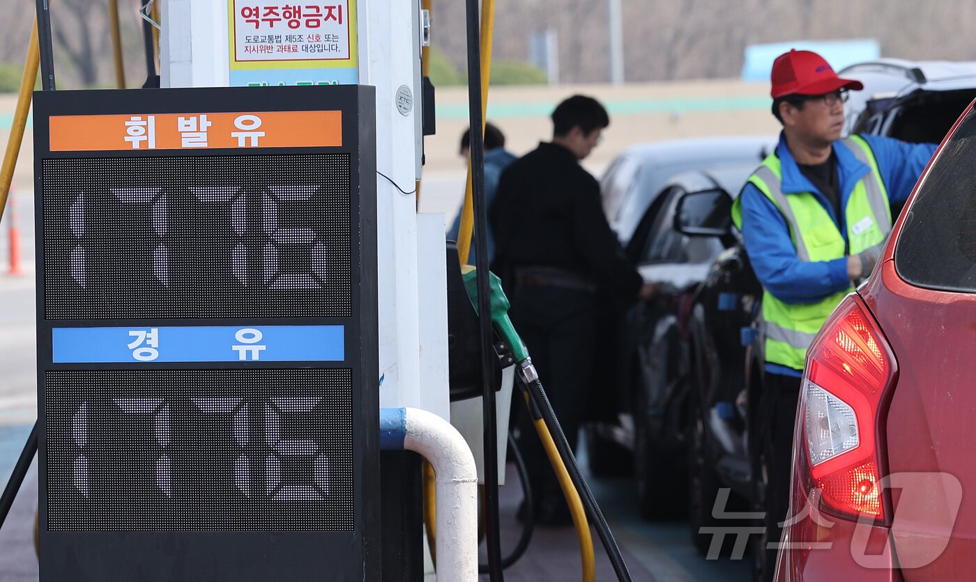 본문 이미지 - 26일 서울 서초구 만남의광장 주유소에서 시민들이 주유를 하고 있다. 2026.3.26 ⓒ 뉴스1 김성진 기자