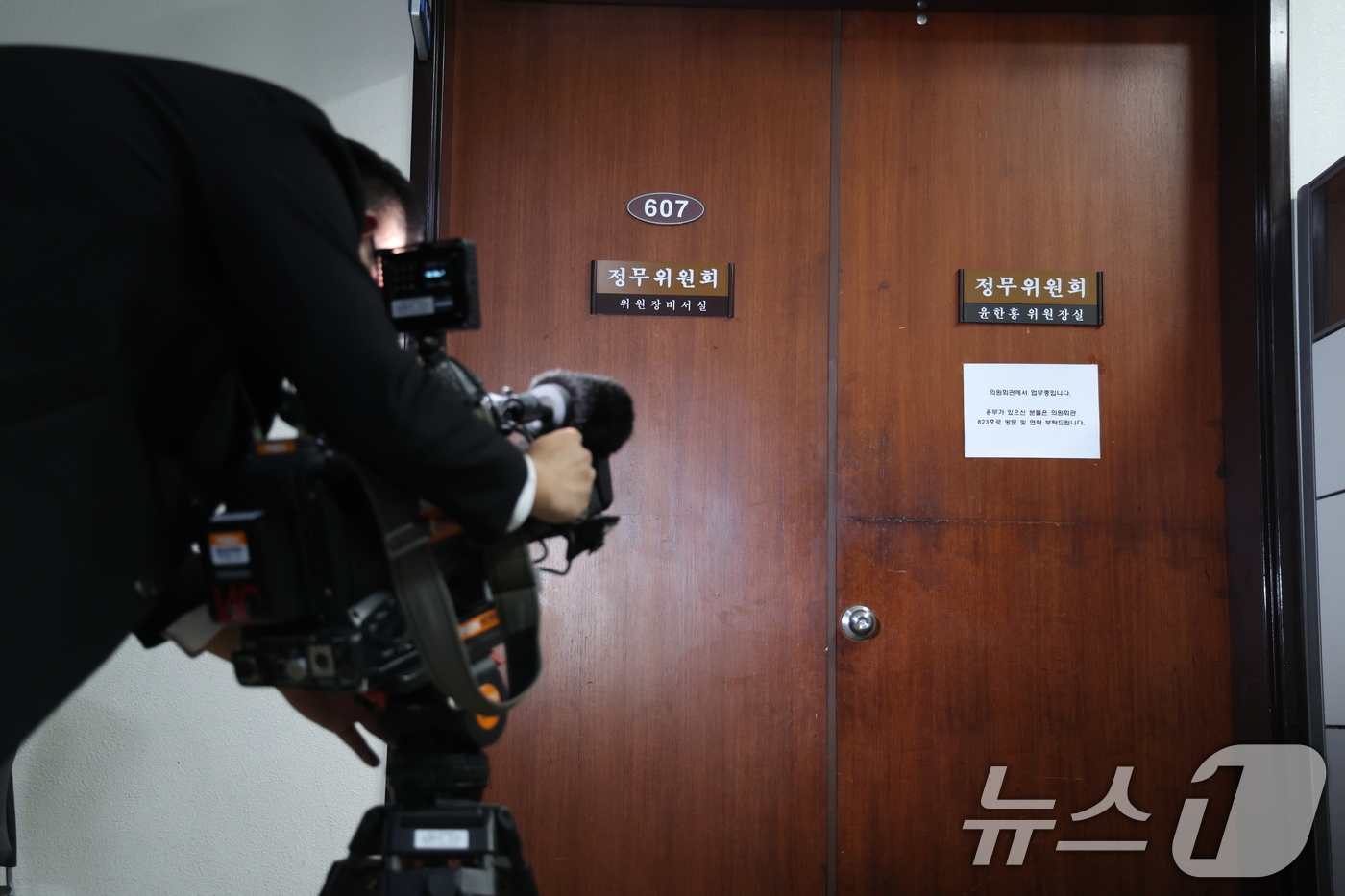 (서울=뉴스1) 안은나 기자 = 2차 종합특검팀이 윤석열 정부 당시 대통령 관저 이전 특혜 의혹과 관련 국회 정무위원장실을 압수수색 중인 것으로 알려진 26일 서울 여의도 국회 윤 …