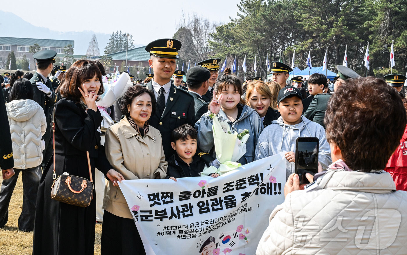 (서울=뉴스1) = 26일 전북 익산 육군부사관학교에서 열린 육군 26-1기 부사관 임관식에서 신임 부사관이 가족과 기념사진을 촬영하고 있다. (육군 제공. 재판매 및 DB 금지) …
