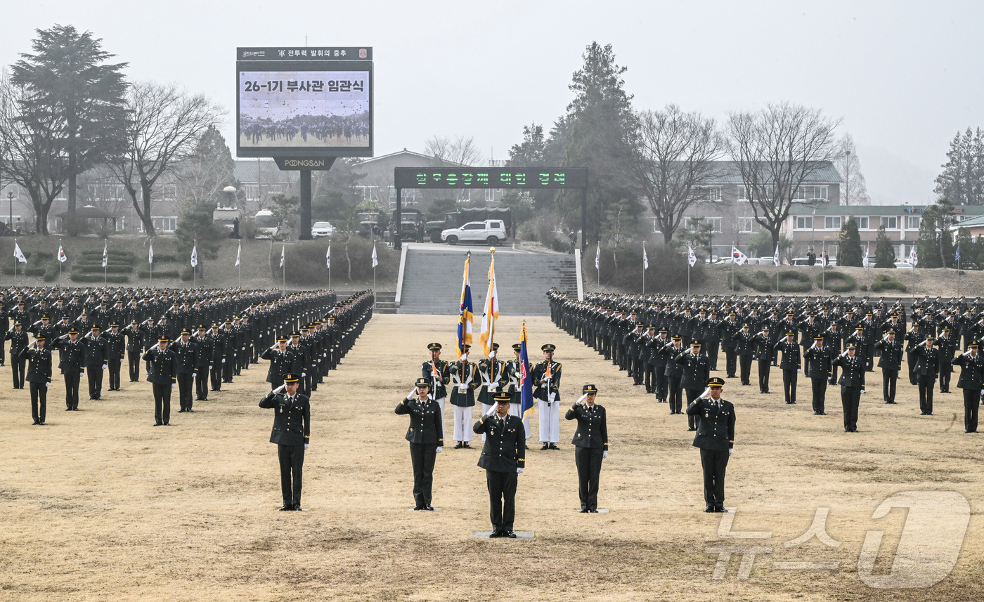 (서울=뉴스1) = 26일 전북 익산 육군부사관학교에서 열린 육군 26-1기 부사관 임관식에서 신임 부사관들이 경례를 하고 있다. (육군 제공. 재판매 및 DB 금지) 2026.3 …
