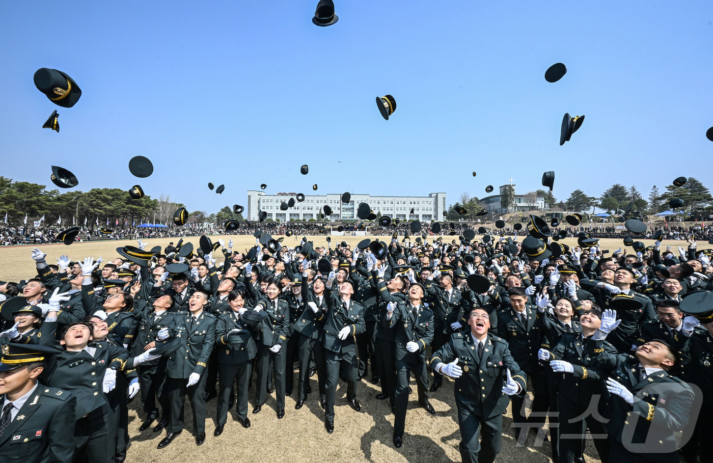 (서울=뉴스1) = 26일 전북 익산 육군부사관학교에서 열린 육군 26-1기 부사관 임관식에서 신임 부사관들이 정모를 던지며 자축하고 있다. (육군 제공. 재판매 및 DB 금지) …