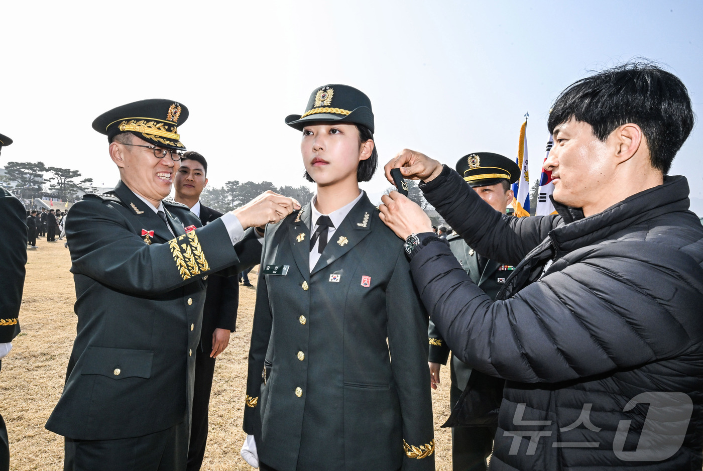(서울=뉴스1) = 김규하 육군참모총장이 26일 전북 익산 육군부사관학교에서 열린 육군 26-1기 부사관 임관식에서 신임 부사관의 부모님과 함께 계급장을 달아주고 있다. (육군 제 …