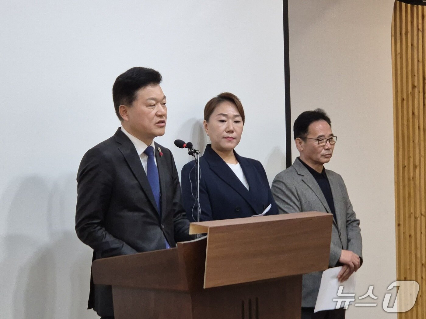 본문 이미지 - 신용한 더불어민주당 충북지사 예비후보가 지난 24일 충북도청 브리핑룸에서 명태균 씨의 고소건과 관련한 입장을 밝히고 있다.