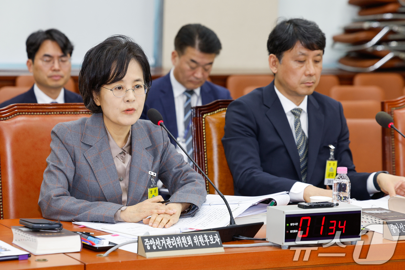 (서울=뉴스1) 안은나 기자 = 전현정 중앙선거관리위원 후보자가 26일 서울 여의도 국회에서 열린 인사청문회에 출석해 의원 질의에 답하고 있다. 오른쪽은 윤광일 후보자. 2026. …