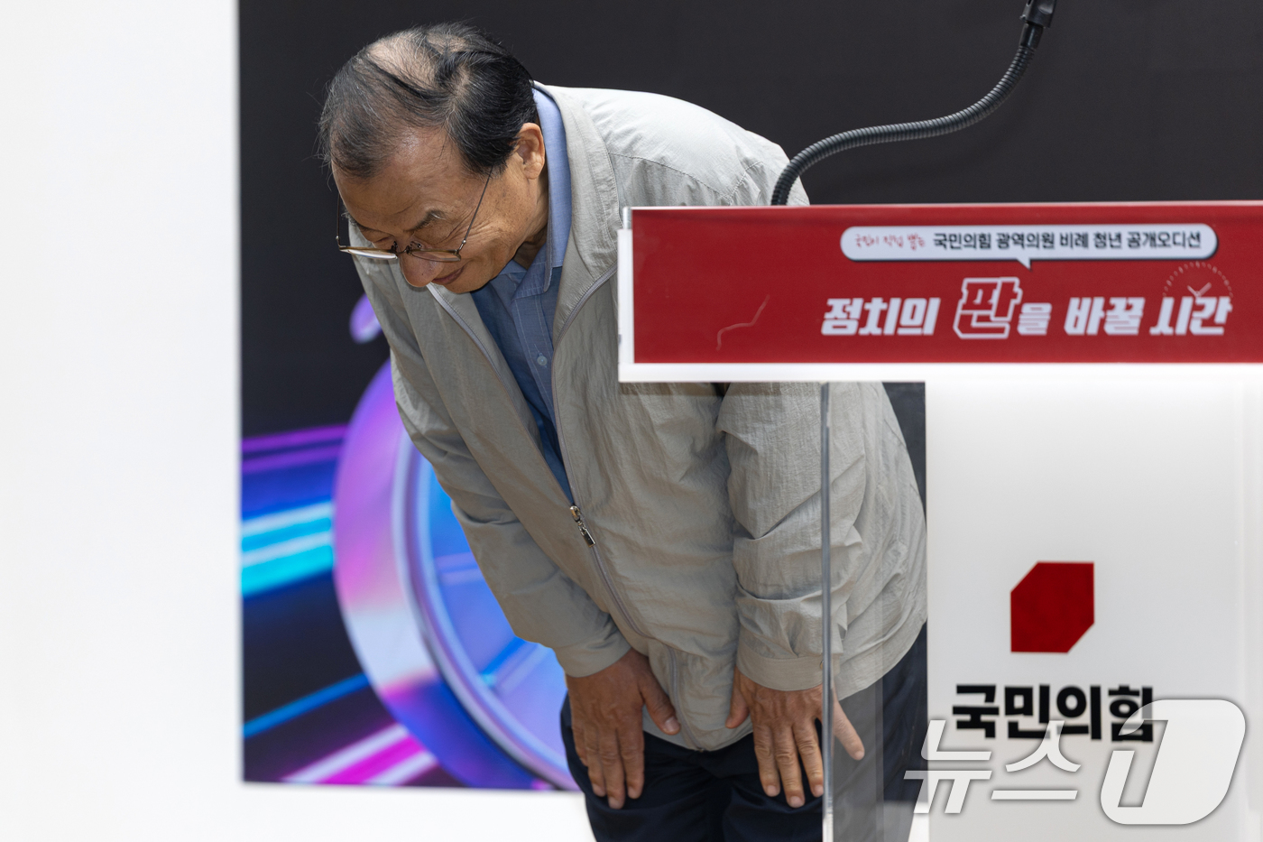 (서울=뉴스1) 이승배 기자 = 이정현 공천관리위원장이 26일 서울 여의도 국민의힘 중앙당사에서 열린 '광역의원 비례 청년 공개 오디션'에서 인사하고 있다. 2026.3.26/뉴스 …