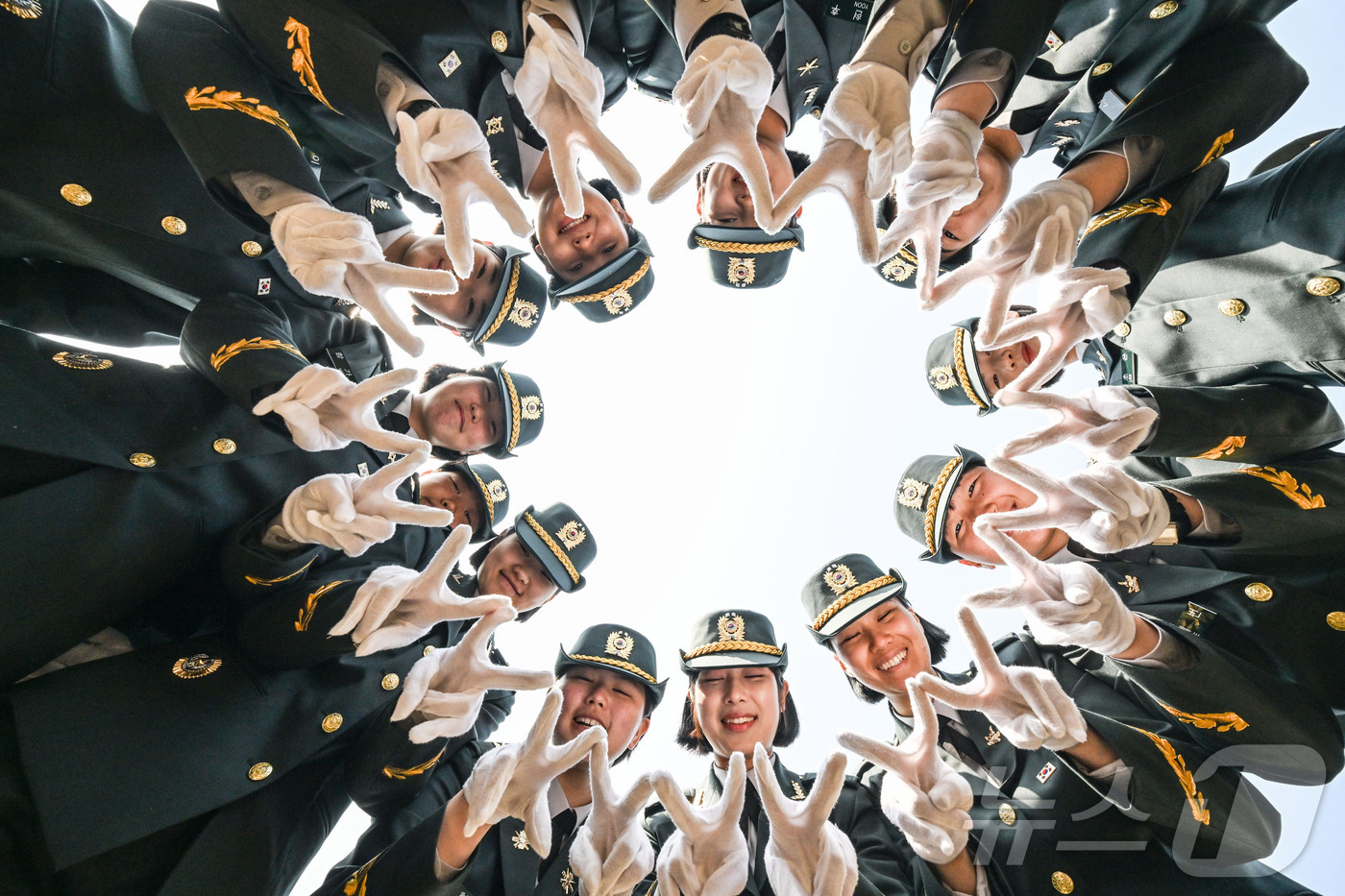 (서울=뉴스1) = 26일 전북 익산 육군부사관학교에서 열린 육군 26-1기 부사관 임관식에서 신임 부사관들이 기념촬영을 하고 있다. (육군 제공. 재판매 및 DB 금지) 2026 …