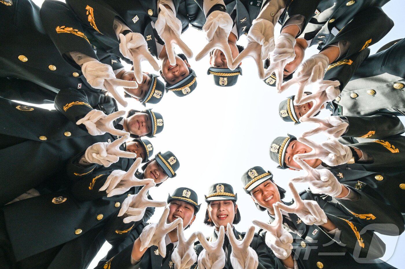 본문 이미지 - 지난 3월 전북 익산 육군부사관학교에서 열린 육군 26-1기 부사관 임관식에서 신임 부사관들이 기념촬영을 하고 있다.  2026.3.26 ⓒ 뉴스1(육군 제공. 재판매 및 DB 금지)