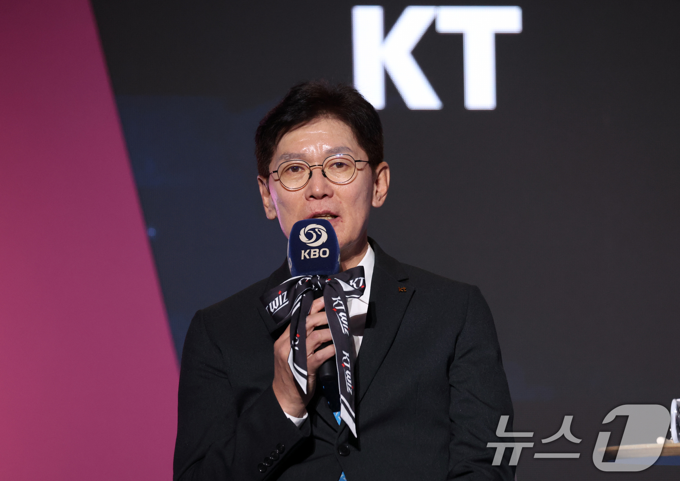 (서울=뉴스1) 김명섭 기자 = 26일 오후 서울 잠실 롯데호텔 월드에서 열린 2026 신한 SOL KBO 리그 미디어데이&팬페스트’에서 KT 위즈 이강철 감독이 포부와 각오를 밝 …