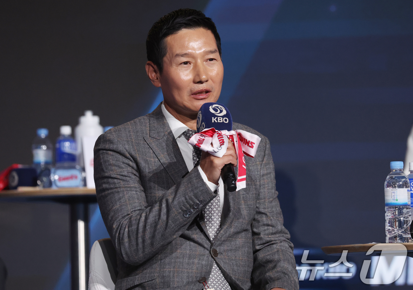 (서울=뉴스1) 김명섭 기자 = 26일 오후 서울 잠실 롯데호텔 월드에서 열린 2026 신한 SOL KBO 리그 미디어데이&팬페스트’에서 LG 트윈스 염경업 감독이 포부와 각오를 …