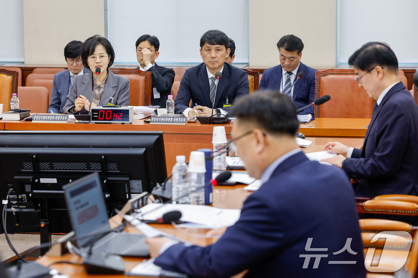 (서울=뉴스1) 안은나 기자 = 전현정 중앙선거관리위원 후보자가 26일 서울 여의도 국회에서 열린 인사청문회에 출석해 의원 질의에 답하고 있다. 오른쪽은 윤광일 후보자. 2026. …