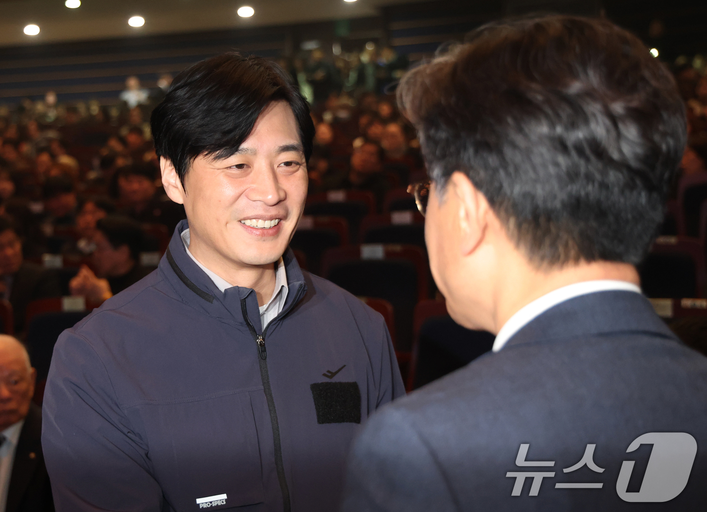 (화성=뉴스1) 김영운 기자 = 더불어민주당 경기지사 경선 후보인 한준호 후보가 26일 경기 화성시 효행구 수원대학교 벨칸토아트센터에서 열린 '제22회 경기도사회복지사대회'에 참석 …