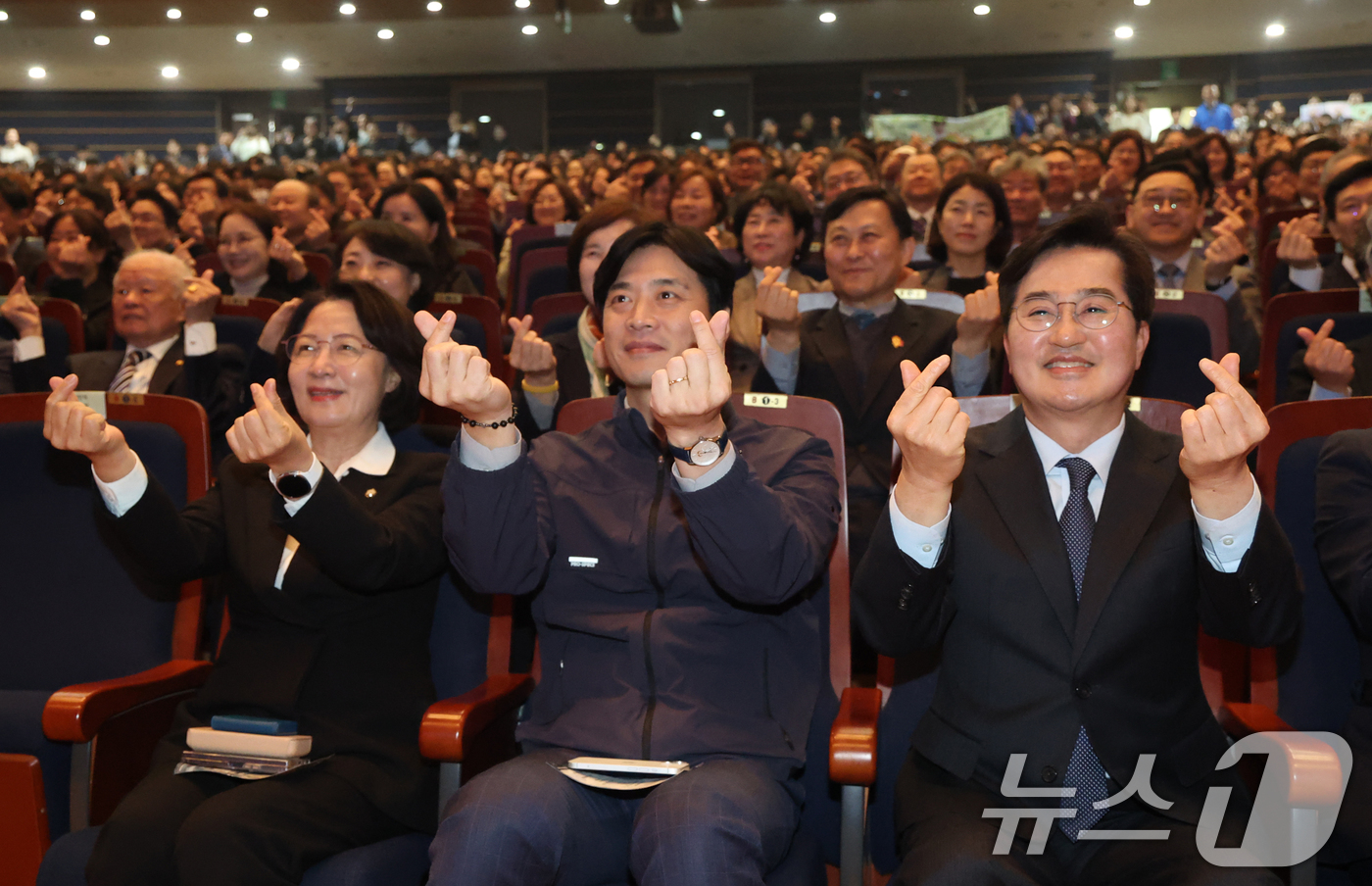 (화성=뉴스1) 김영운 기자 = 26일 경기 화성시 효행구 수원대학교 벨칸토아트센터에서 열린 '제22회 경기도사회복지사대회'에서 더불어민주당 경기지사 경선 후보인 추미애(왼쪽부터) …