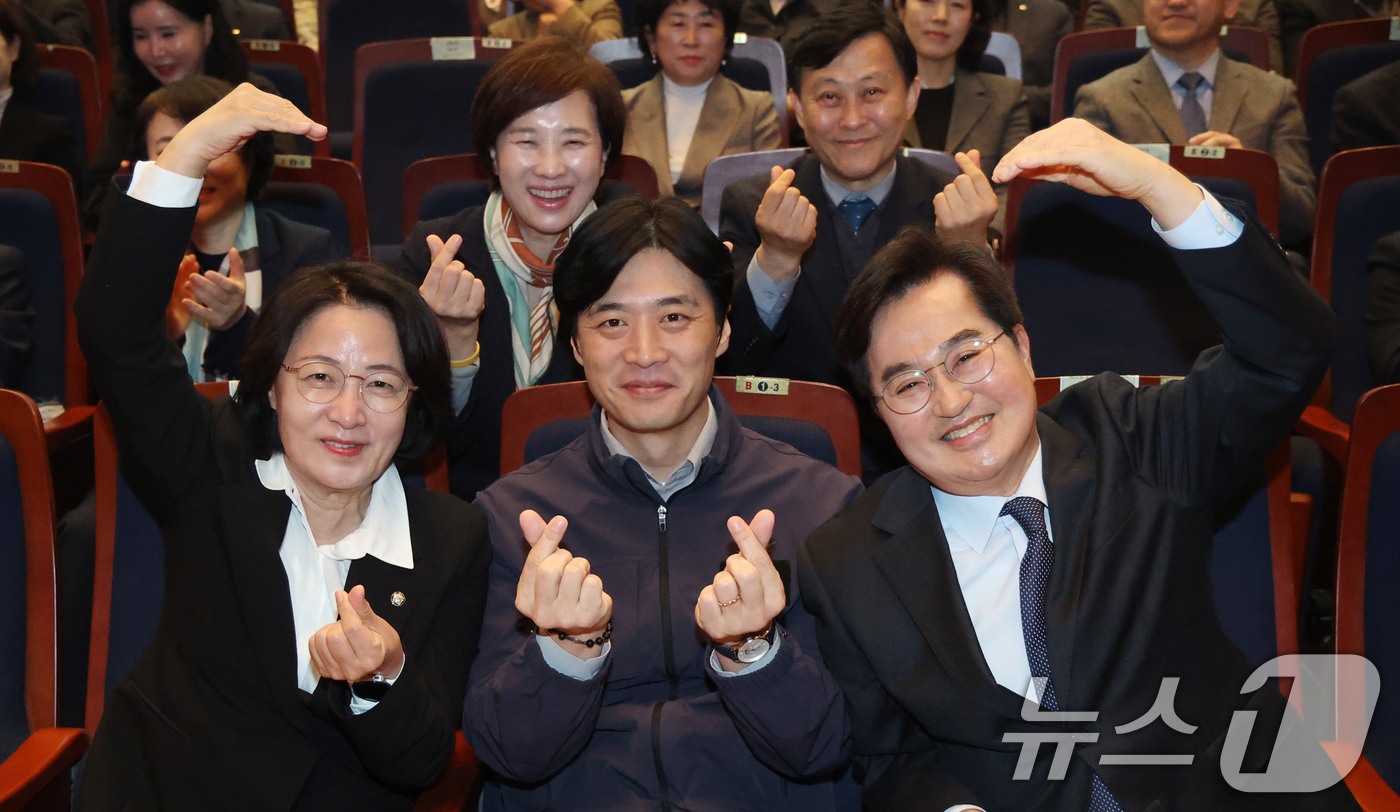 (화성=뉴스1) 김영운 기자 = 26일 경기 화성시 효행구 수원대학교 벨칸토아트센터에서 열린 '제22회 경기도사회복지사대회'에서 더불어민주당 경기지사 경선 후보인 추미애(왼쪽부터) …