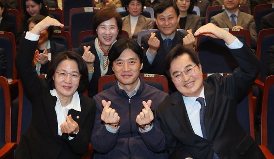 기념 촬영하는 추미애·한준호·김동연 경기지사 후보